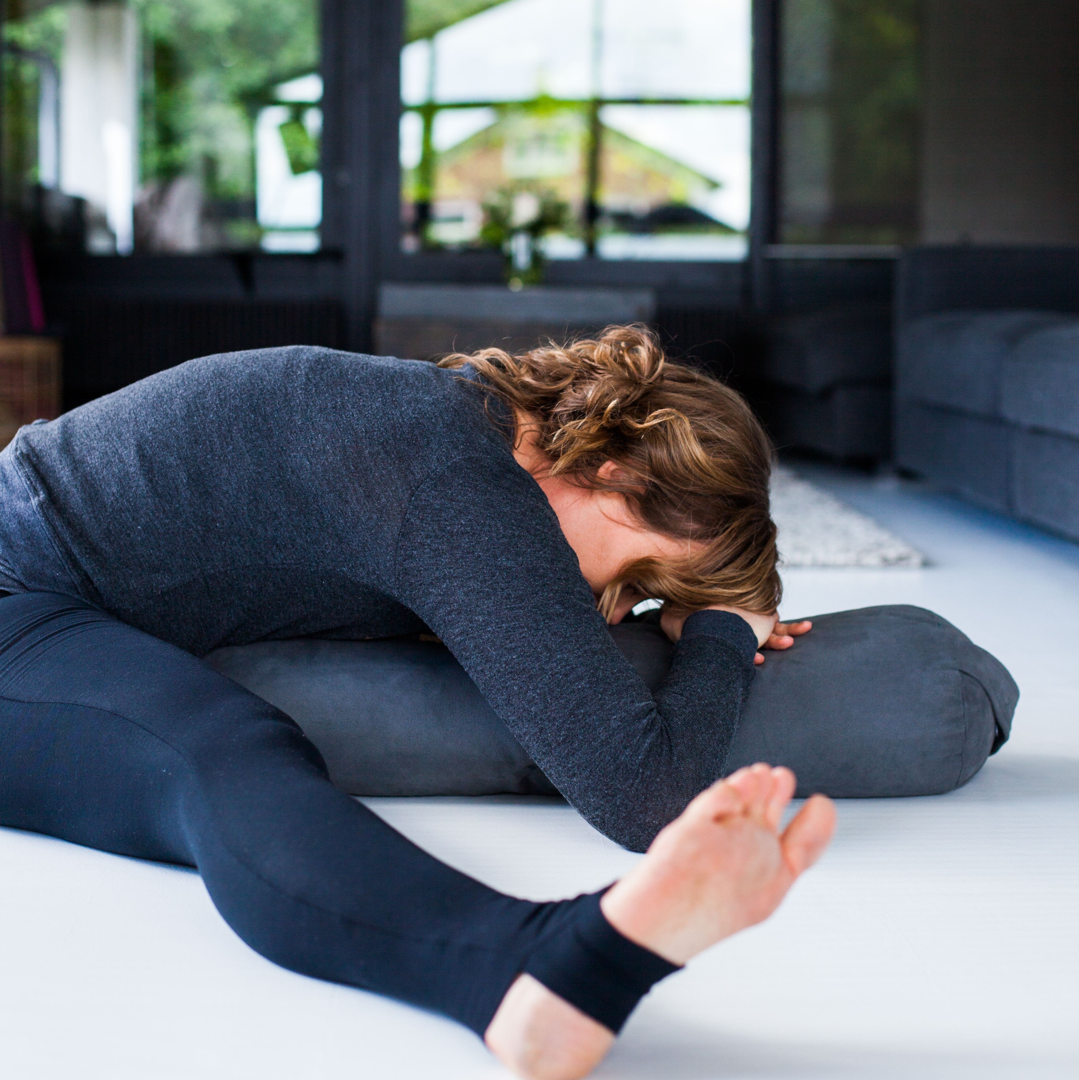 Trine Hedegaard underviser i Yin Yoga – inspireret af Paul Grilley’s tilgang med fokus på bindevæv, ro og funktionel anatomi