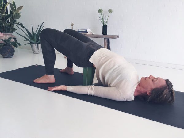 YIN YOGA ØVELSER: RO til hovedet I Trine Hedegaard, Yogini Yoga