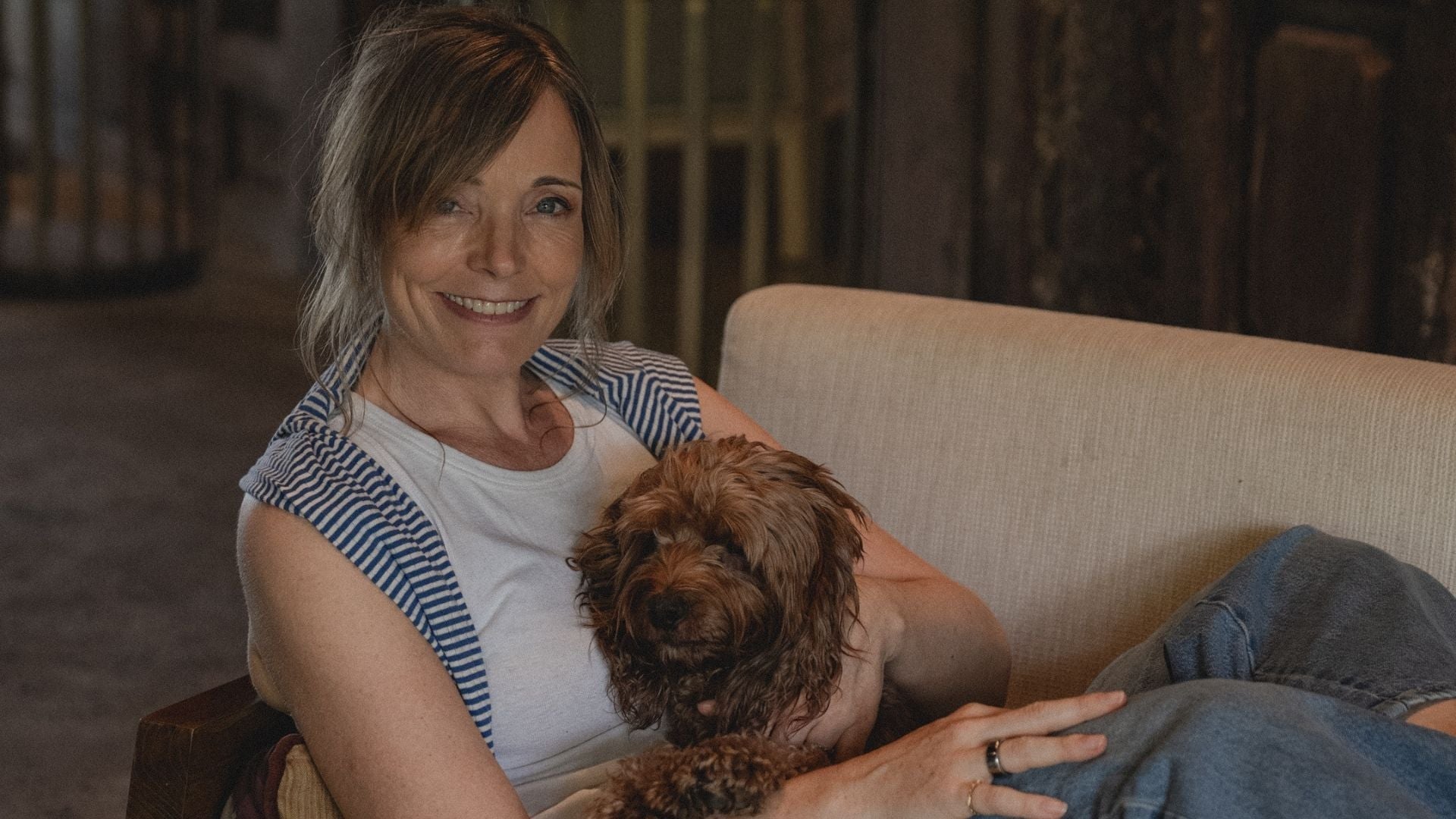 Trine Hedegaard med fokus på yin yoga, ro og kropsbevidsthed i et stille øjeblik